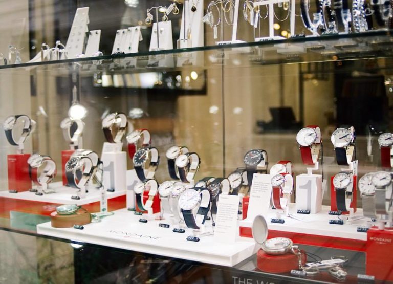 santiswatchesdisplay 768x555